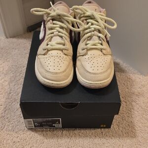 Air Jordann 1 Low SE (GS) Kids Pink and Purple Sneakers